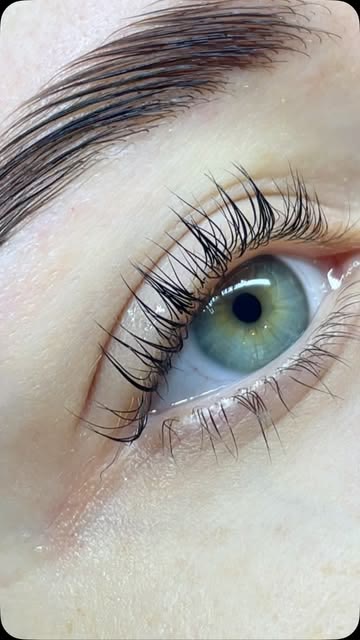 Gene laminate, ochi verde, de aproape